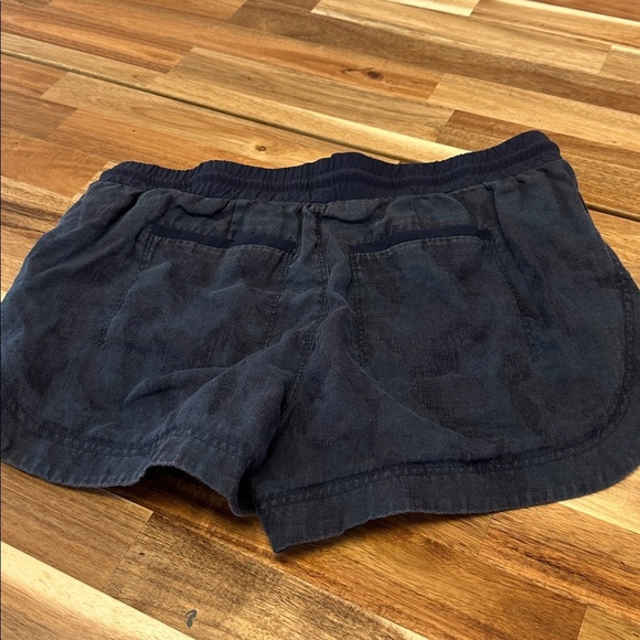 Athleta Beachside Bali Linen Shorts Navy Camo Women’s Size 8 - Picture 3 of 5
